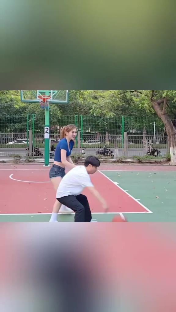 集夢會長背打一米8的女生，這是真打球?。? style=