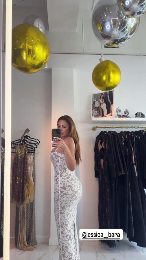 徐娘半老！皮蓬前妻穿吊帶裙自拍，這身材也太炸裂了！