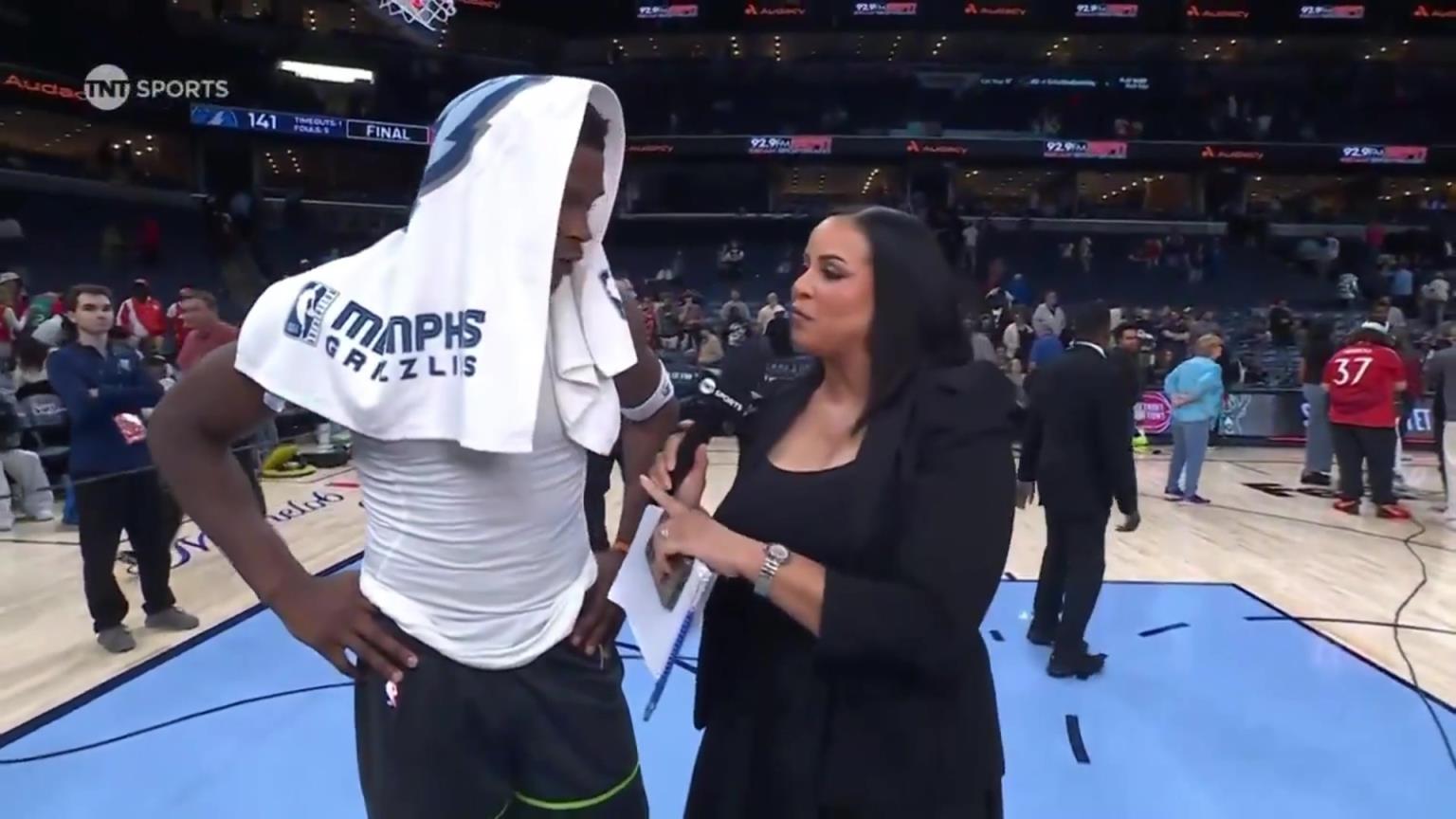 華子賽后接受一位豐滿女記者的采訪！