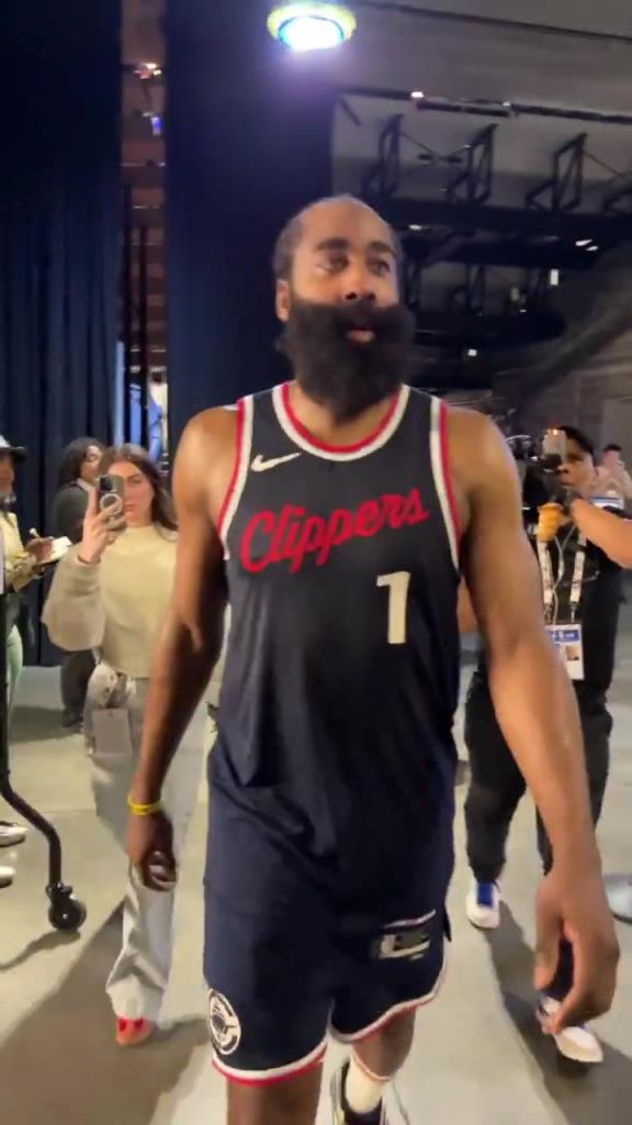 爆砍39分！哈登賽后走入球員通道氣喘吁吁：今天是場艱苦的戰(zhàn)斗