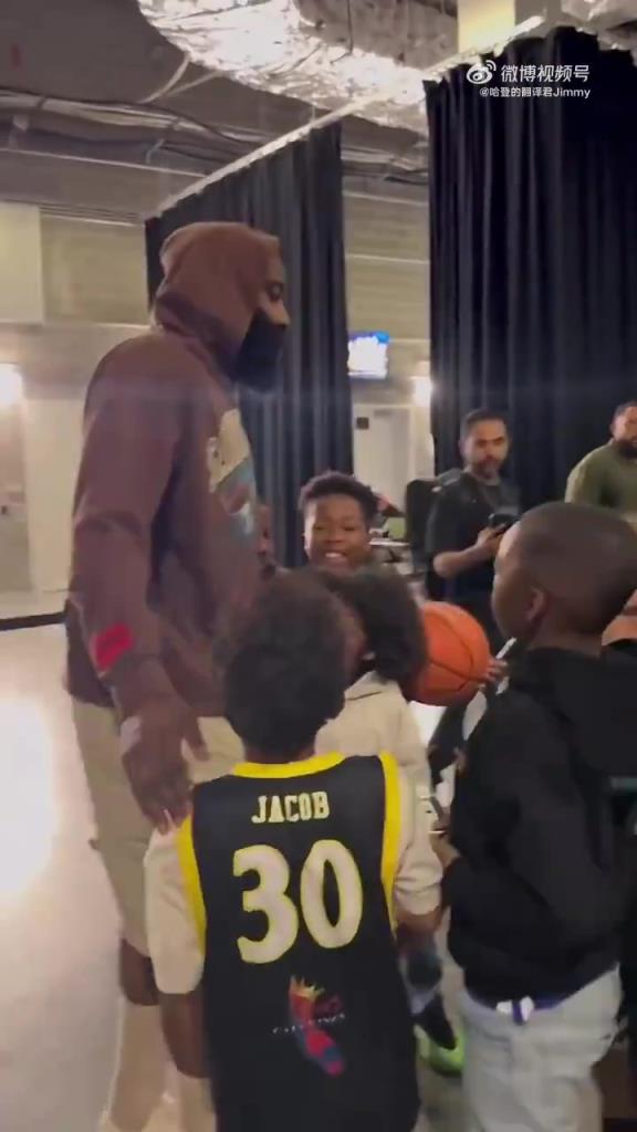 哈登賽后對小朋友：聽你們家長的話，總有一天你們也會打進NBA