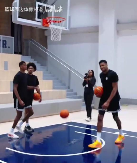 別人能學(xué)得來嗎？名場面：字母哥指導(dǎo)小球員籃下腳步！