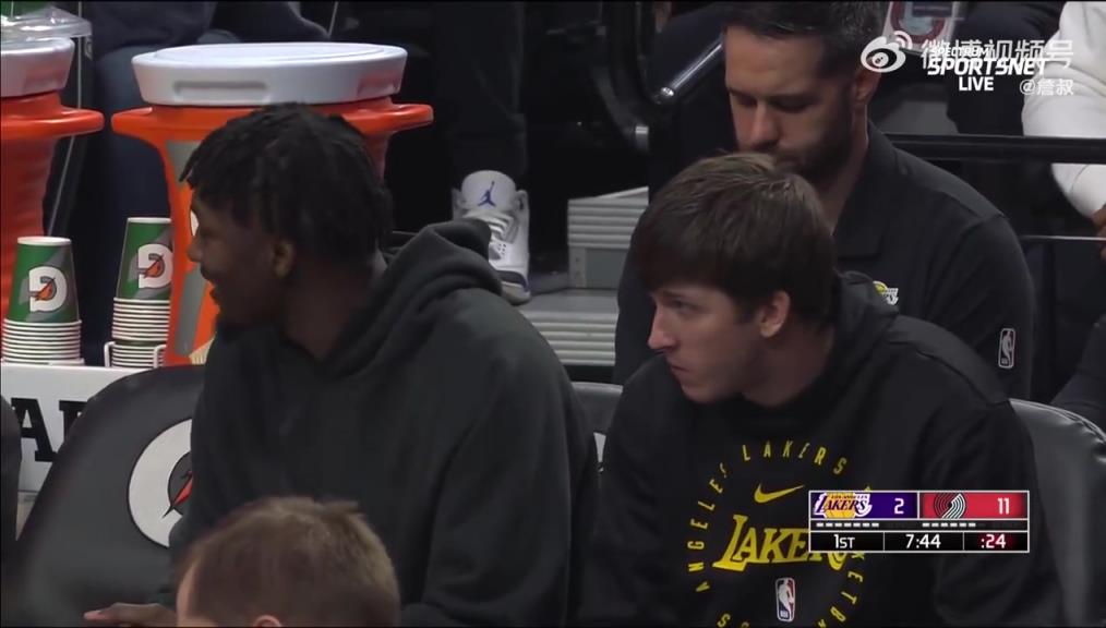 鎖定西部第三愜意得很！里夫斯輪休在板凳席上吃東西被抓拍到了