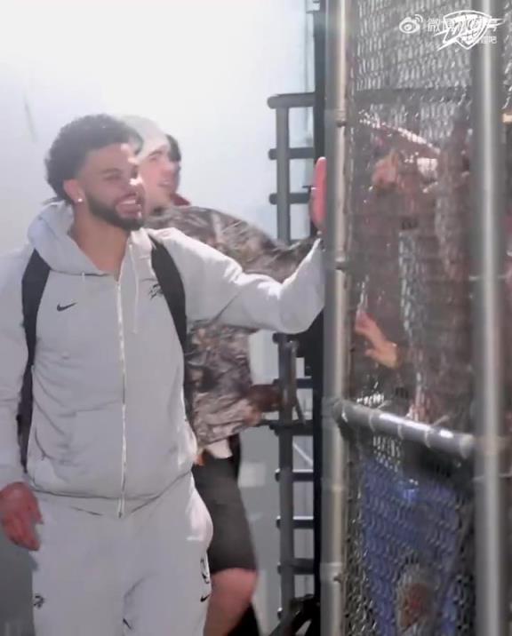 68勝歷史第五傲人戰(zhàn)績！雷霆全員回到OKC，當(dāng)?shù)厍蛎詿崆榻訖C