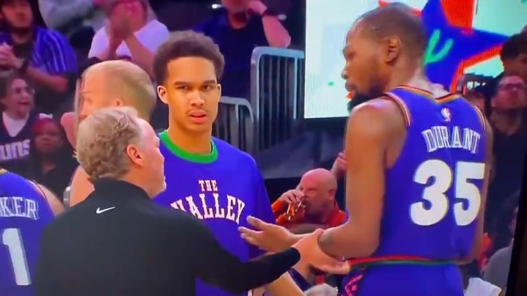 下課導(dǎo)火索？主帥布登此前抓住KD手臂要說什么，被一把甩開！