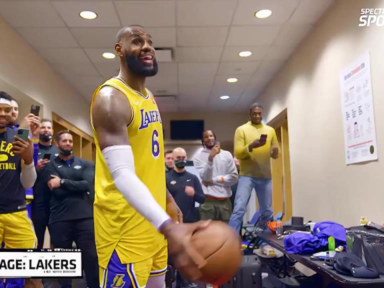 里弗斯絕殺之后湖人隊(duì)的更衣室氛圍，簡直不要太和諧?。? style=