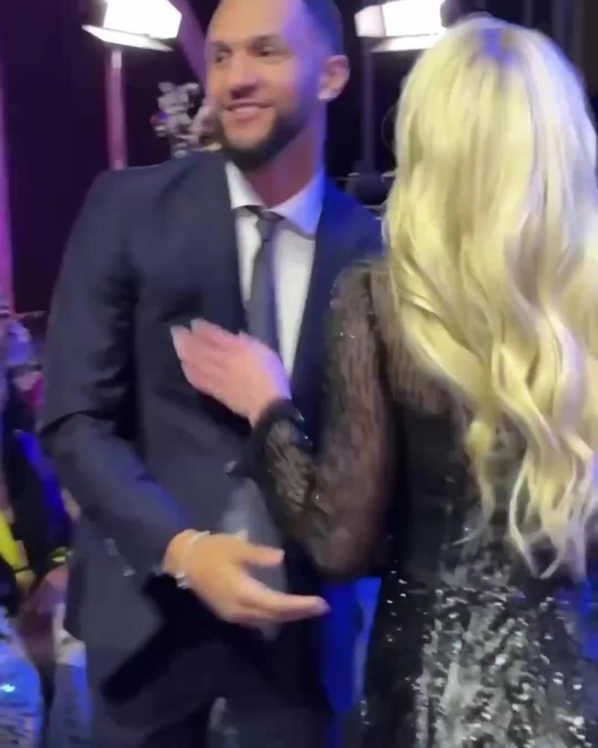 身材姣好！薩格斯的女友海莉被芝加哥天空選中！兩人接吻慶祝