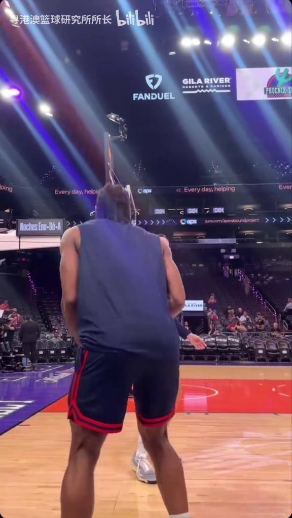 機器人級別的靜態(tài)身體！近距離看小卡的賽前熱身！