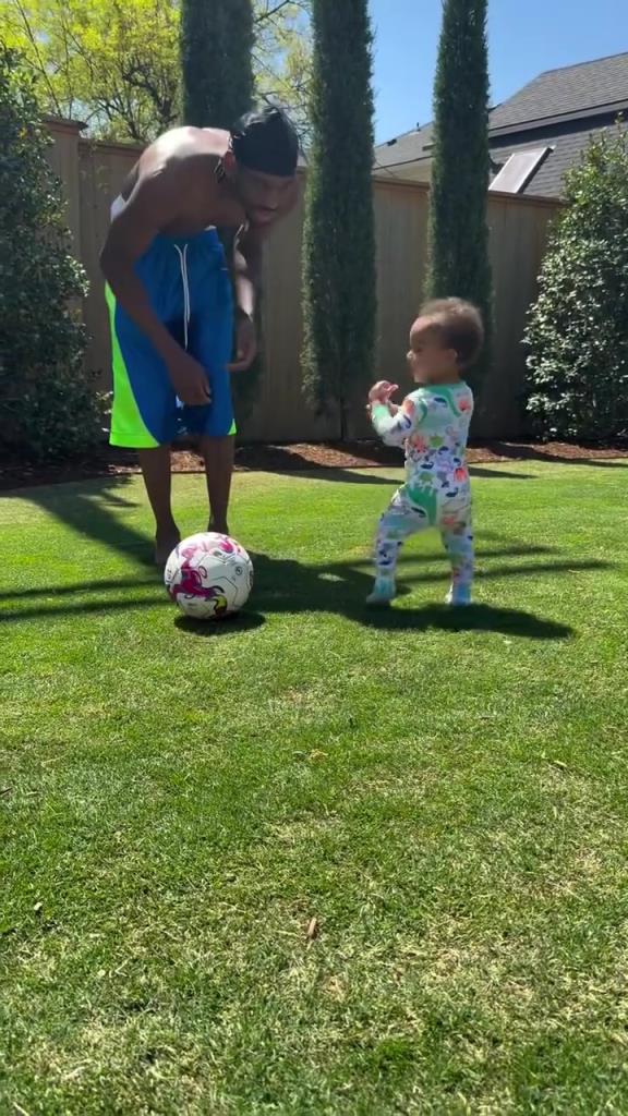 足球要從娃娃抓起！SGA帶娃踢足球，小孩摔倒時鼓掌“嘲笑”！